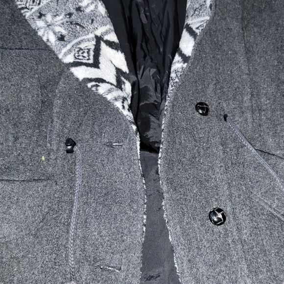 Sinched waist. Oversized hood. - Picture 9 of 14